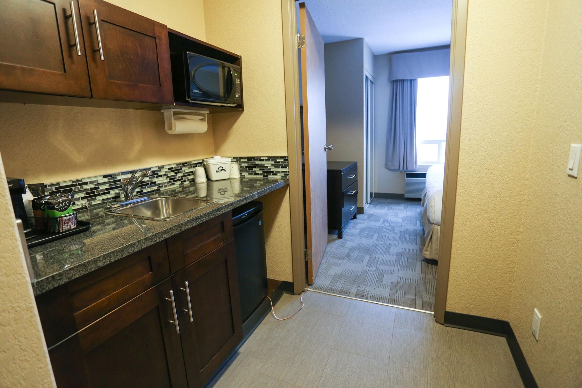 Days Inn By Wyndham Calgary Airport Exterior photo