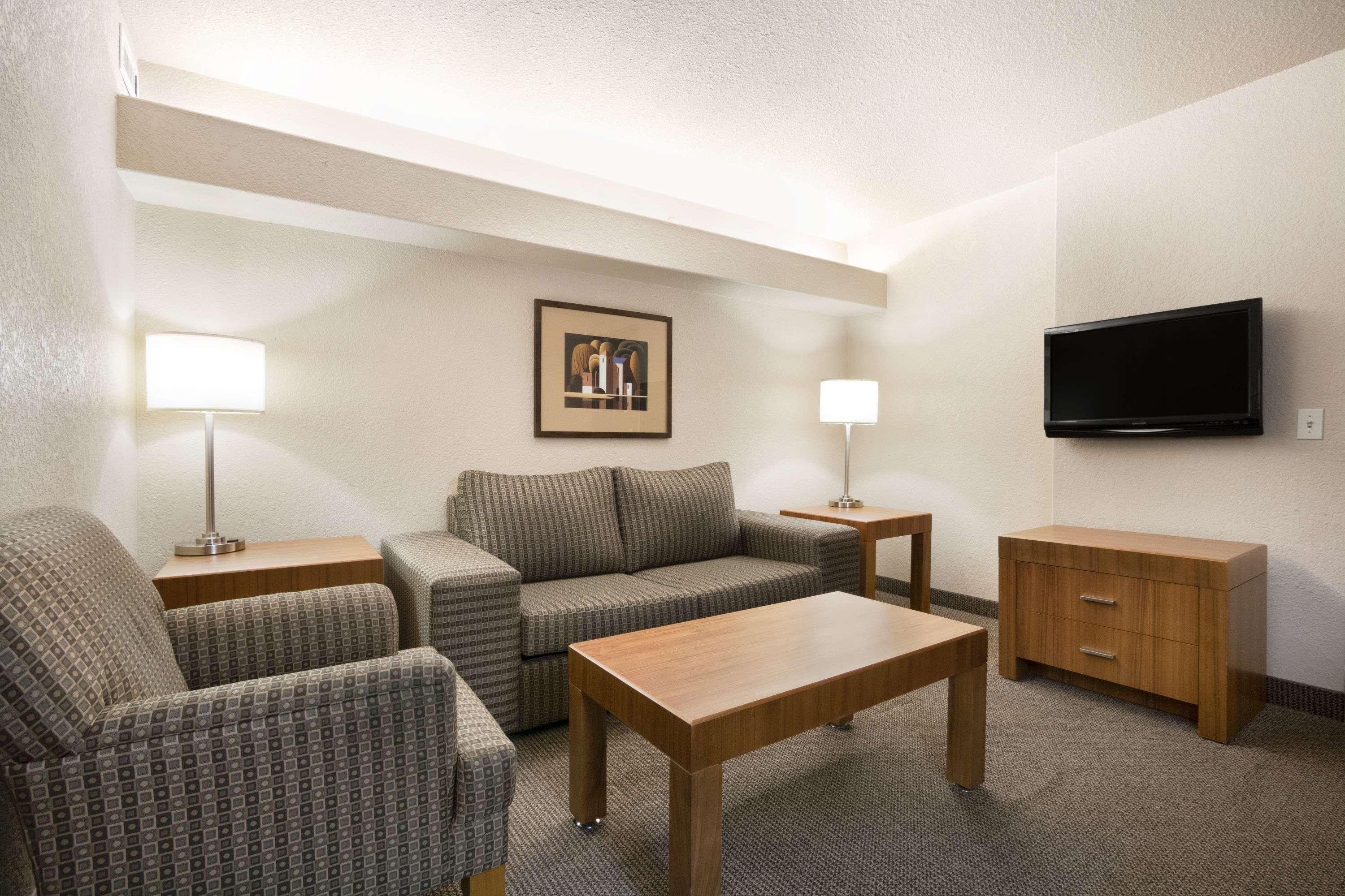 Days Inn By Wyndham Calgary Airport Exterior photo