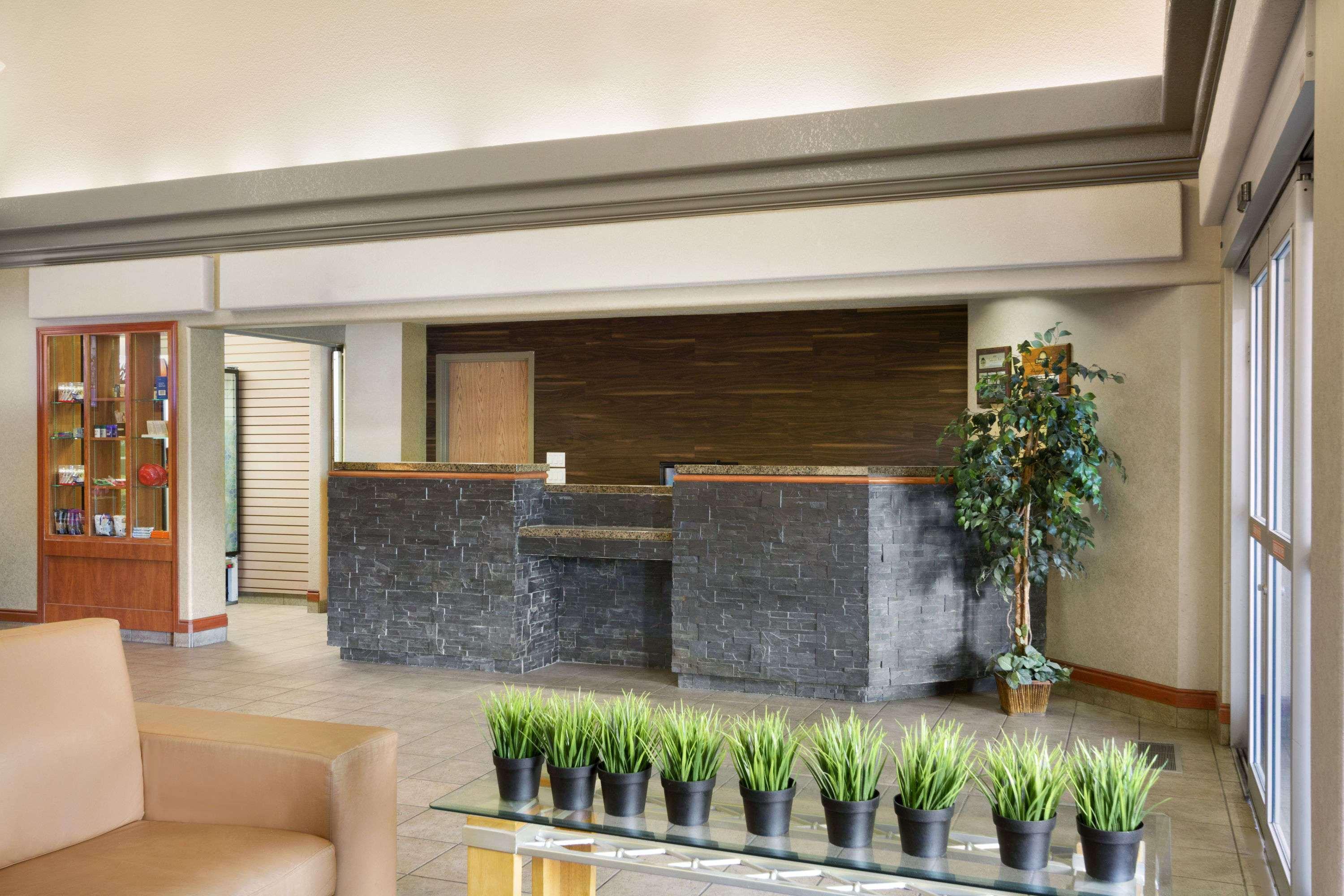 Days Inn By Wyndham Calgary Airport Exterior photo
