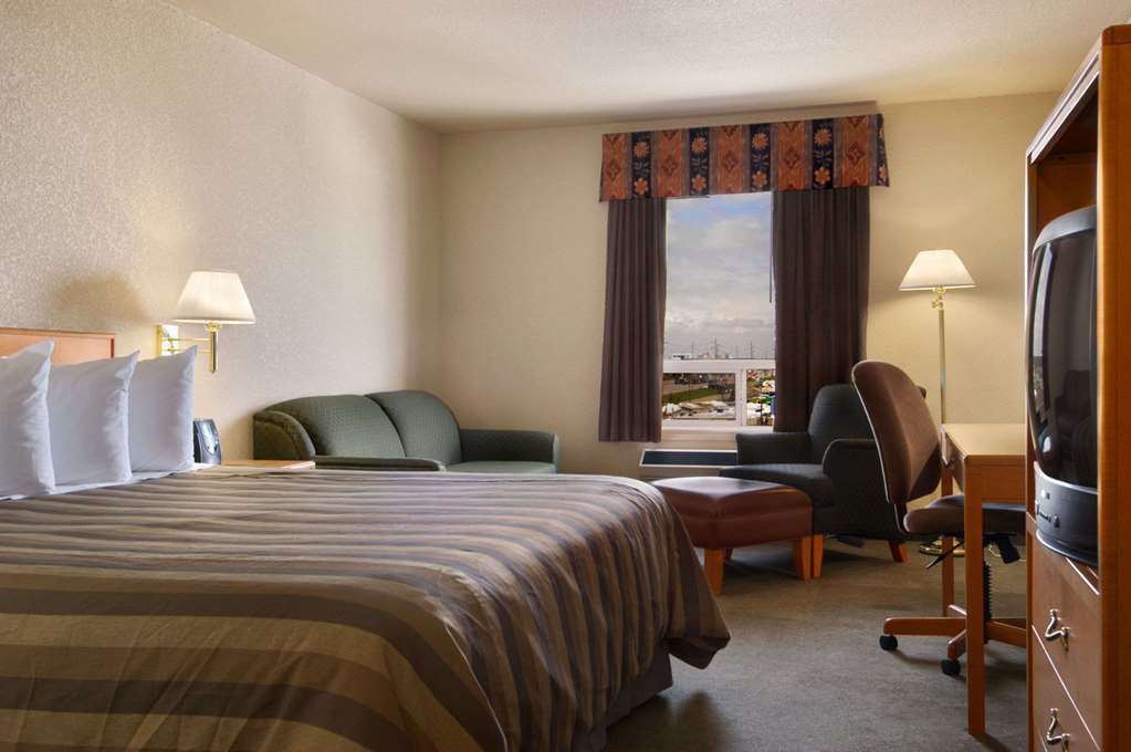 Days Inn By Wyndham Calgary Airport Room photo