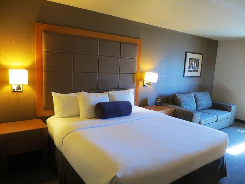 Days Inn By Wyndham Calgary Airport Exterior photo